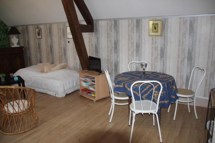 Suite Dans Les Dependances Du Chateau Agonges Екстериор снимка